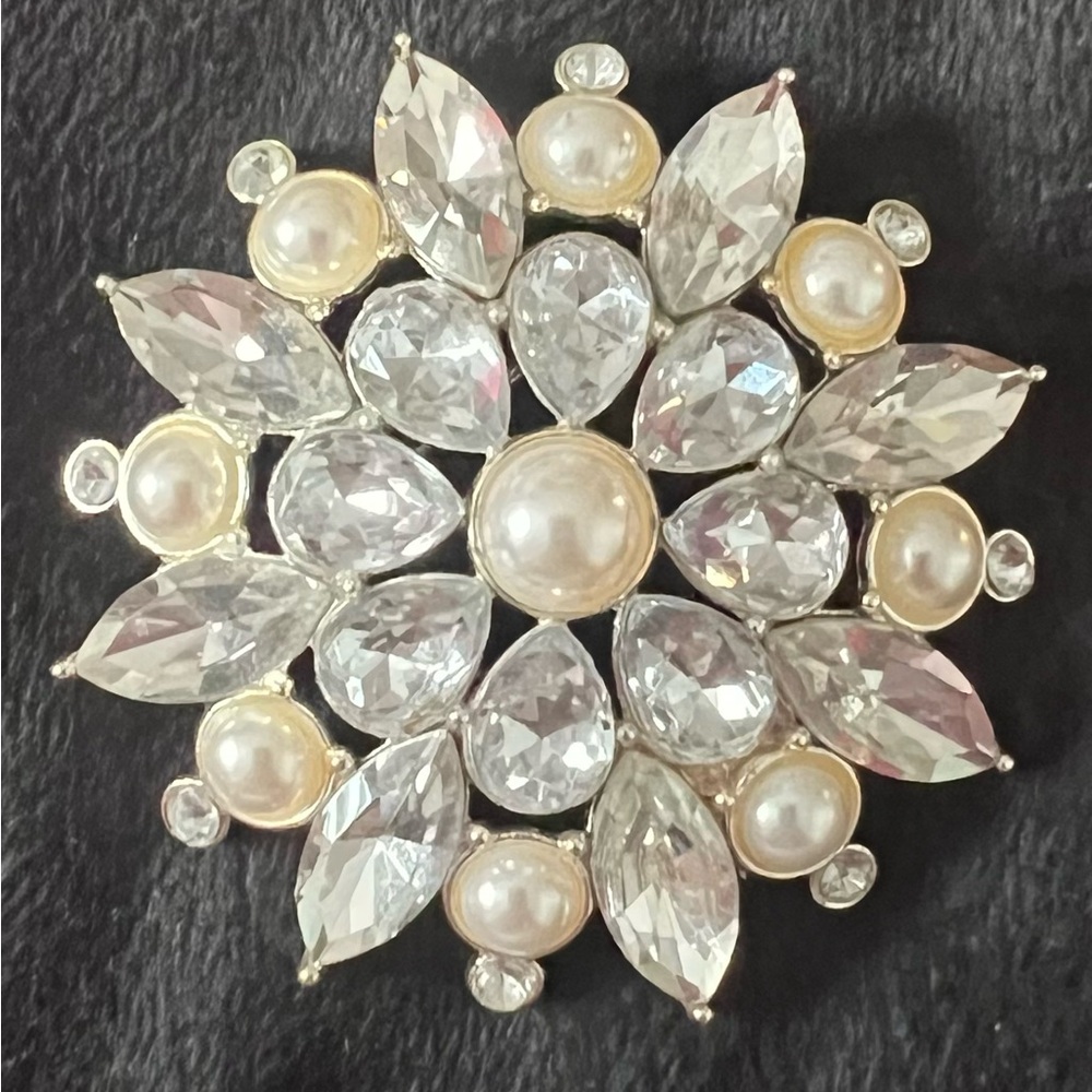 EUC AVON 2012 Collectible Snowflake Brooch